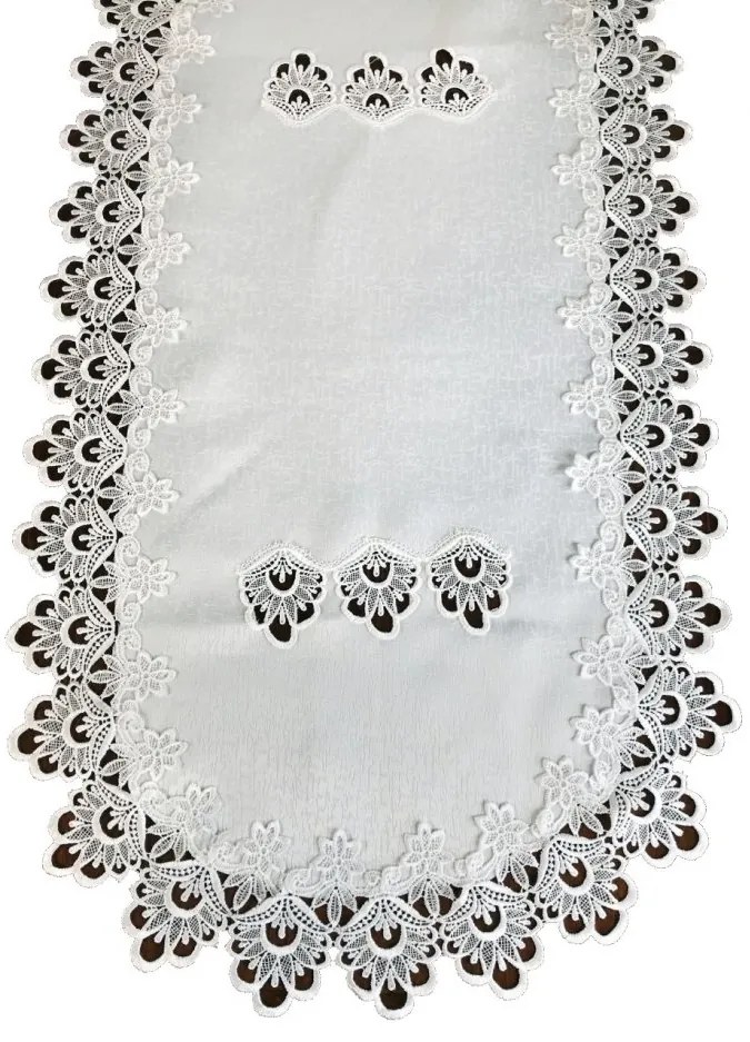 Oválny biely obrus zdobený krajkou Šírka: 60 cm | Dĺžka: 120 cm