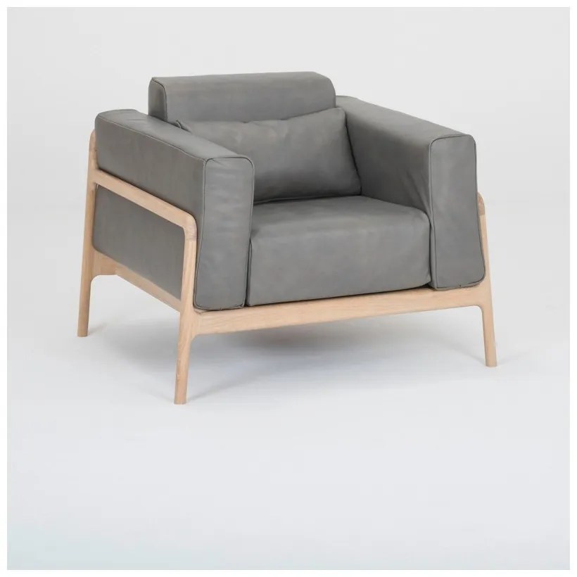 Tmavosivé kreslo z byvolej kože s konštrukciou z masívneho dubového dreva Gazzda Fawn