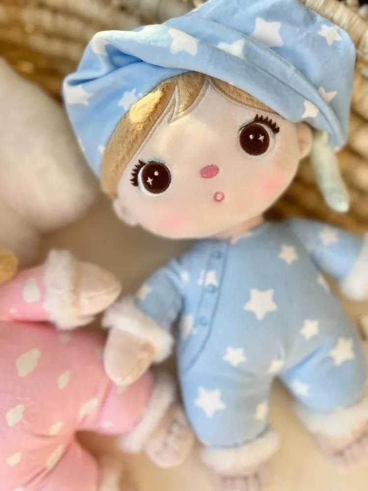 Bábika v pyžamku s mesiačikom – nežný kamarát na dobrú noc