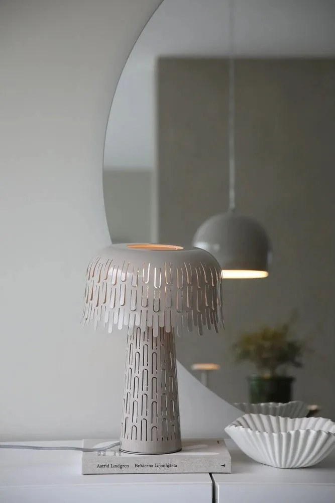 Sivobéžová stolová lampa s kovovým tienidlom (výška 38 cm) Verbera – Markslöjd