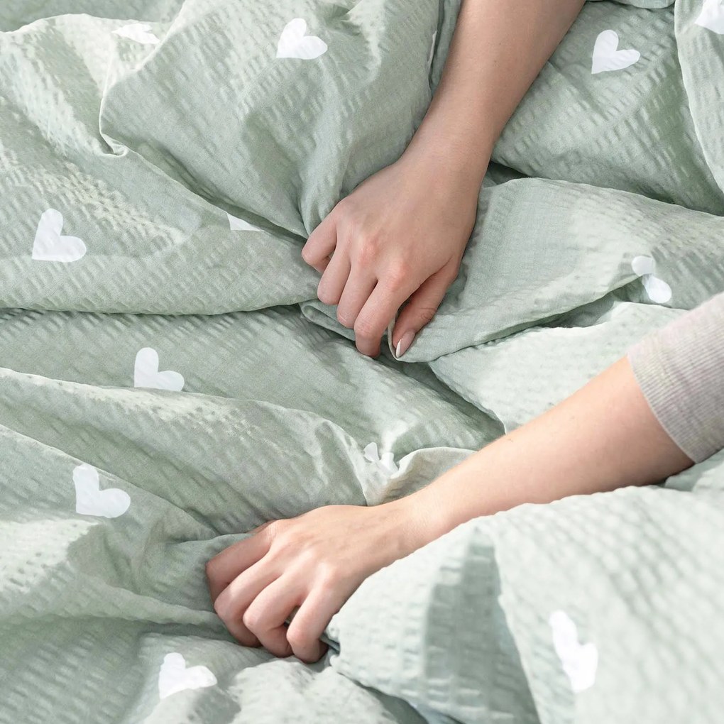 Goldea krepové posteľné obliečky - srdiečka na šalviovo zelenom 140 x 200 a 70 x 90 cm
