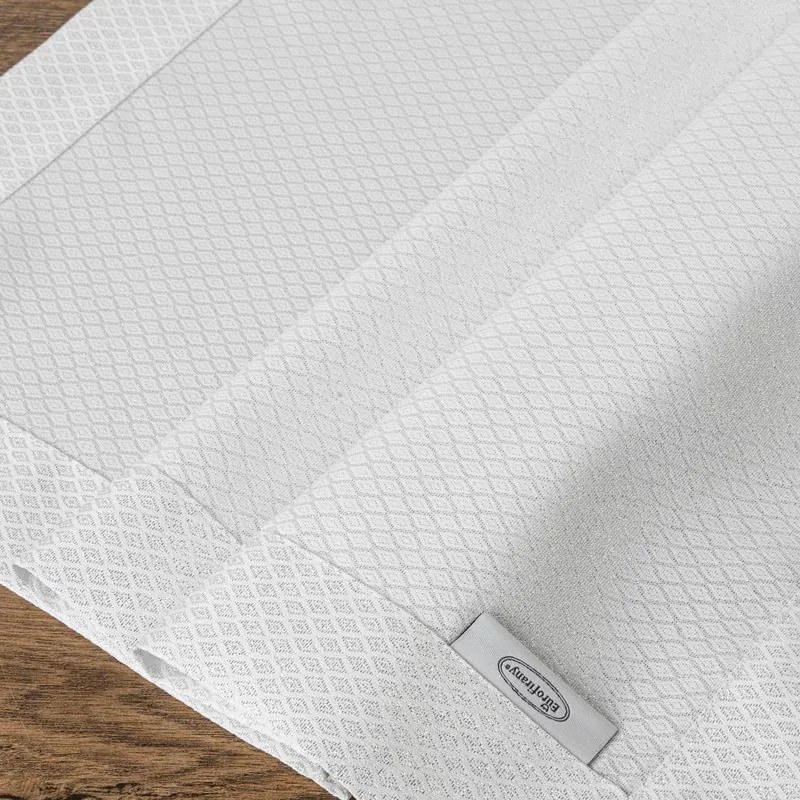Luxusný obrus Jowita lurex 140 × 180 cm – biela/strieborná