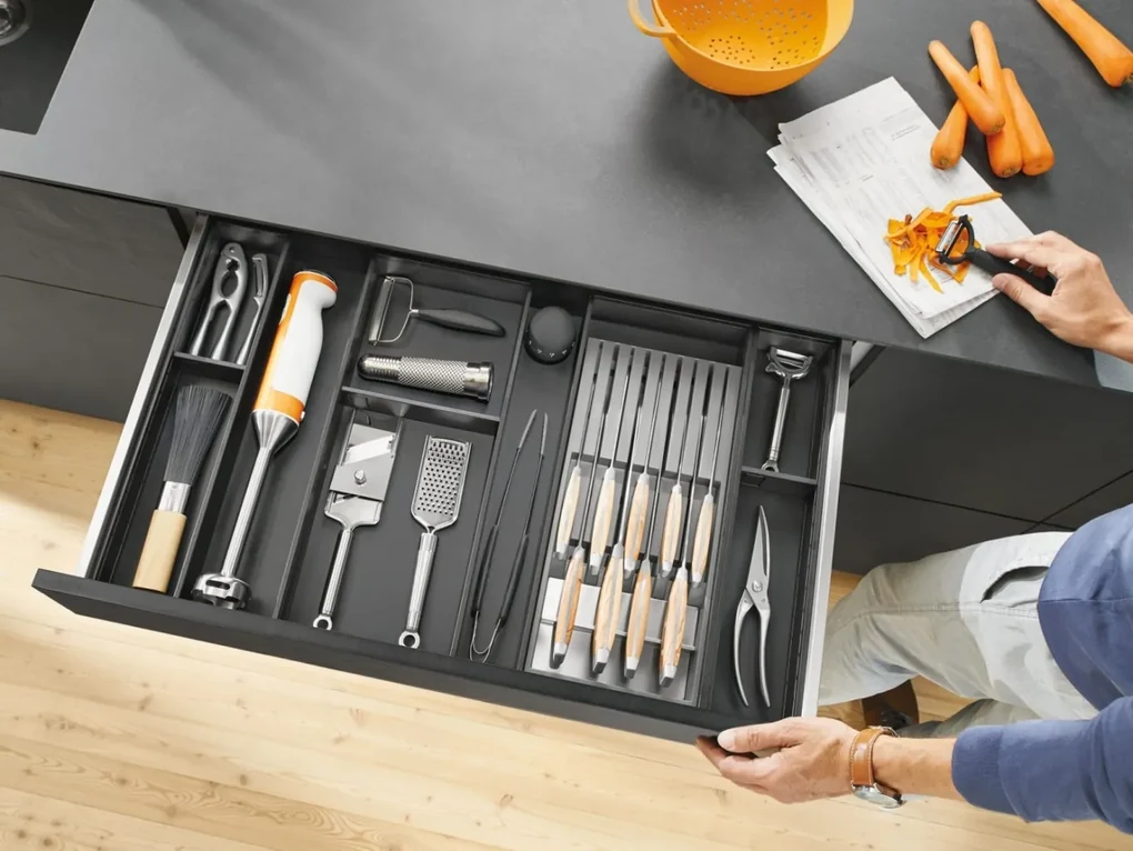 Blum Príborník ZC7S600BS3 Ambia-line 300 x 600 mm čierný