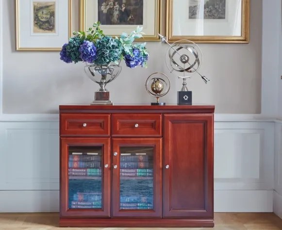 Kancelárska komoda Diamante so sklenenými dvierkami a zásuvkami