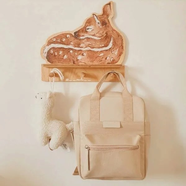 Polička do detskej izby ospalý jeleň