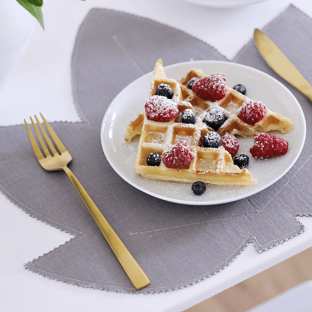 Ľanové prestieranie javorový list tmavo sivé so zlatom 37x37cm