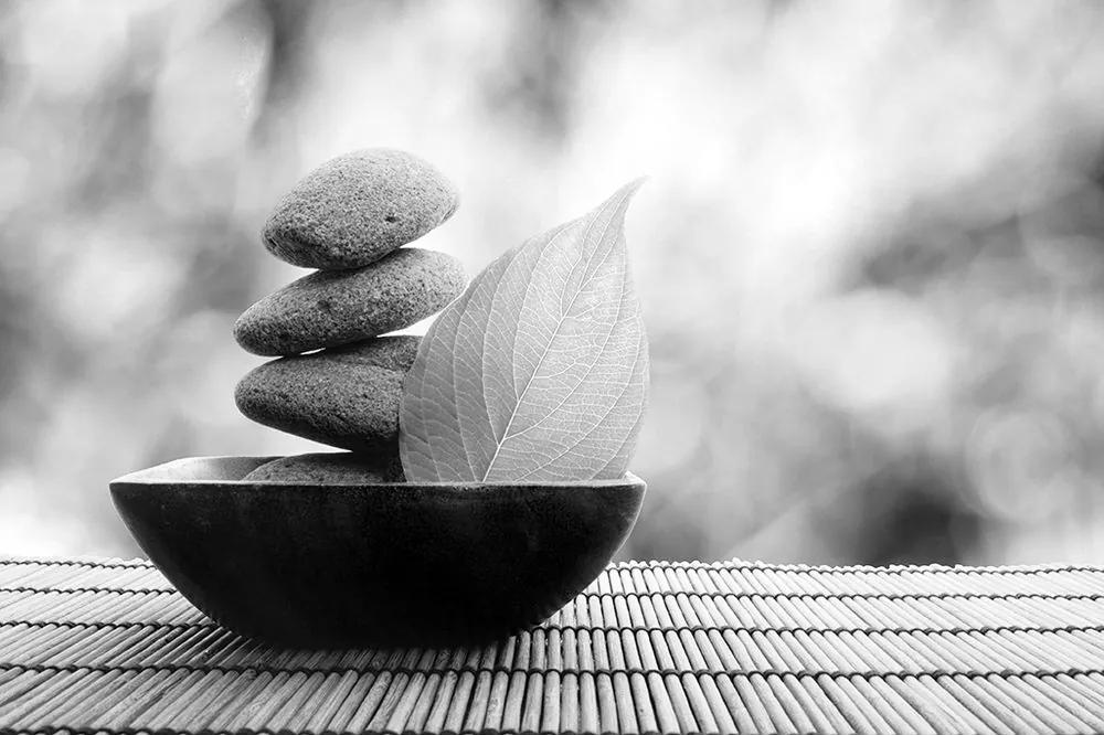 Jedinečná čiernobiela fototapeta miska so zen kameňmi