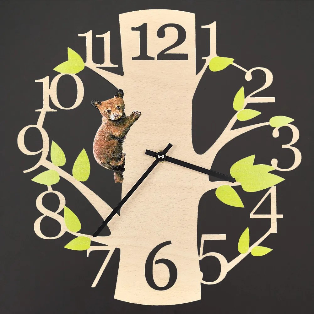 AMADEA Drevené hodiny nástenné okrúhle v tvare stromu s medvedíkom, masívne drevo, priemer 30 cm, český výrobok