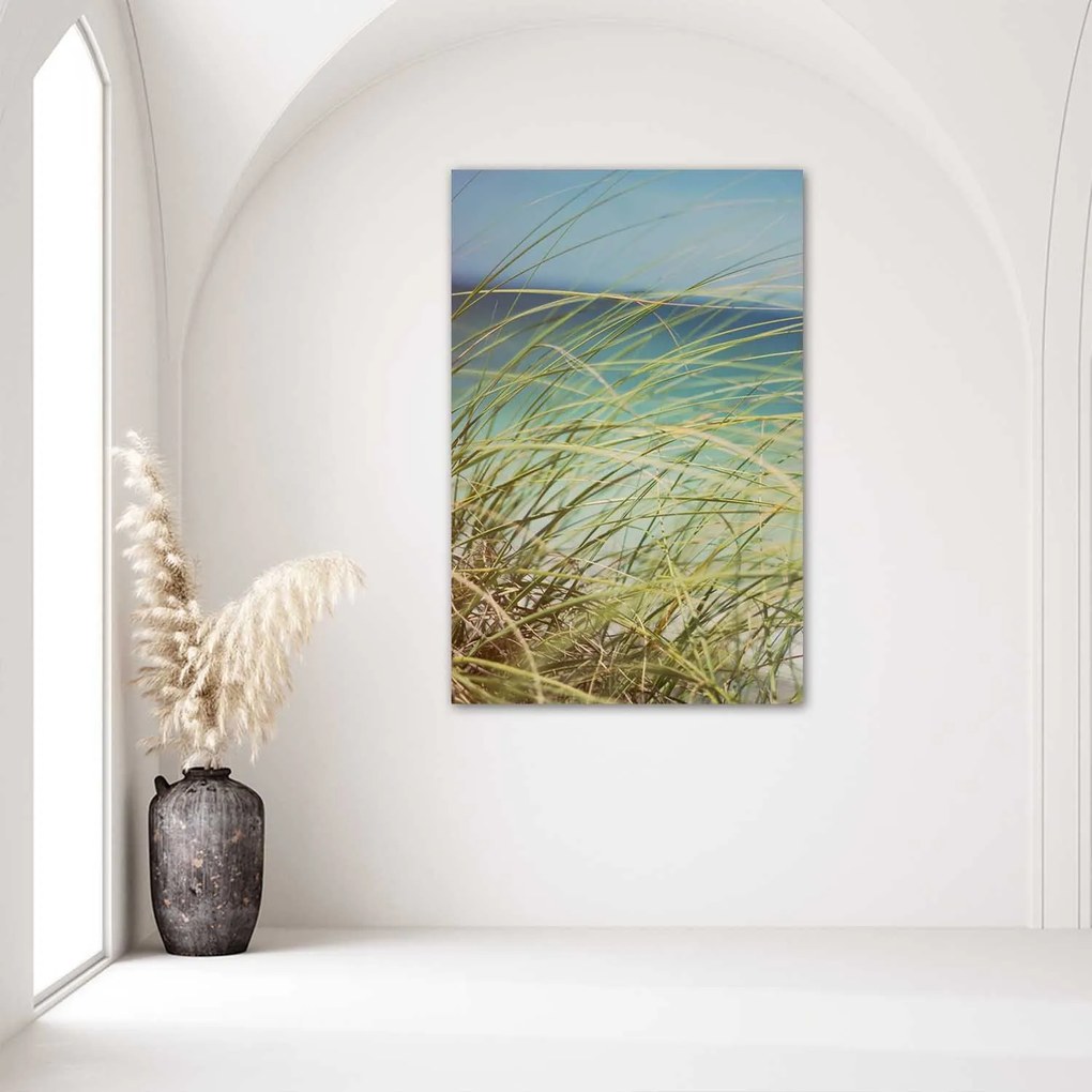 Gario Plagát Zelené trávy na pozadí mora Farba rámu: Bez rámu, Rozmery: 40 x 60 cm
