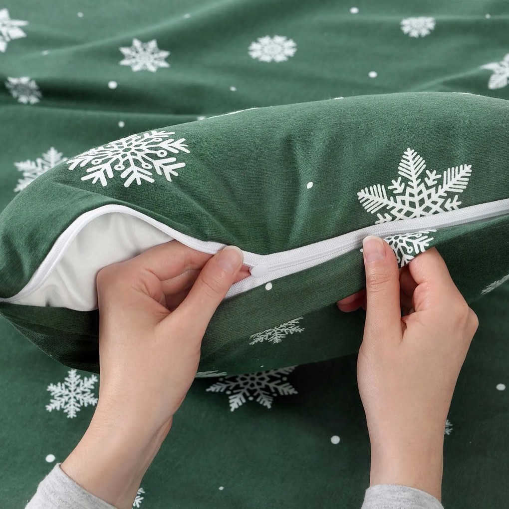Goldea flanelová obliečka na vankúš - snehové vločky na zelenej 40 x 40 cm