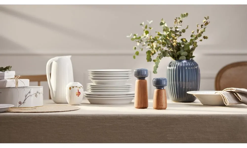 Mlynček z dubového dreva na korenie s antracitovým detailom z porcelánu Kähler Design Hammershoi, výška 13 cm