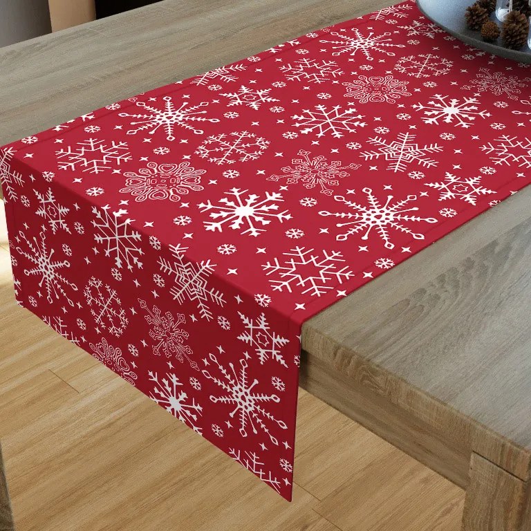 Goldea vianočný bavlnený behúň na stôl - vzor snehové vločky na červenom 20x140 cm