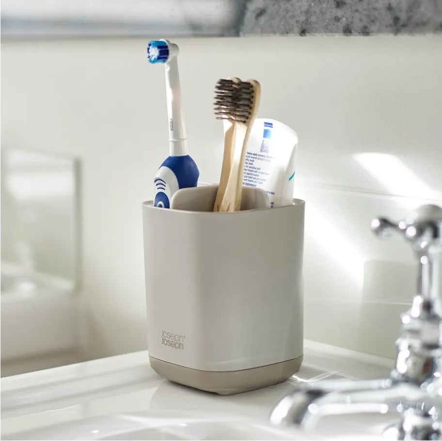 Béžový plastový stojan na zubné kefky EasyStore – Joseph Joseph