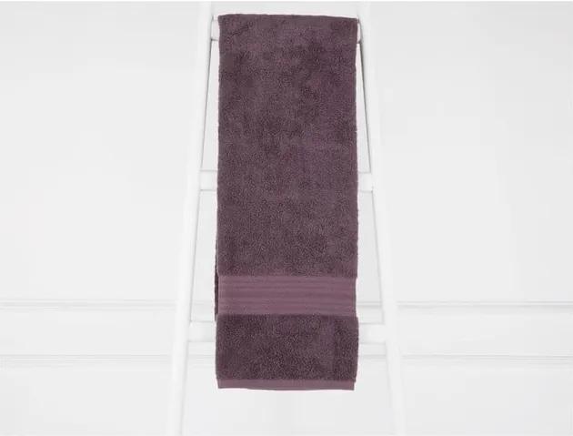 Fialový bavlnený uterák Emily, 70 × 140 cm