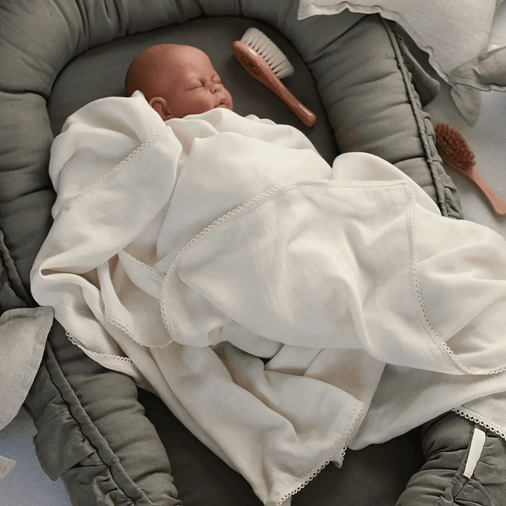 Ľanové hniezdo pre bábätko s volánom olivová