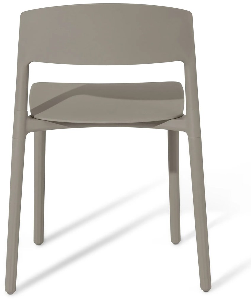 2 plastové stoličky