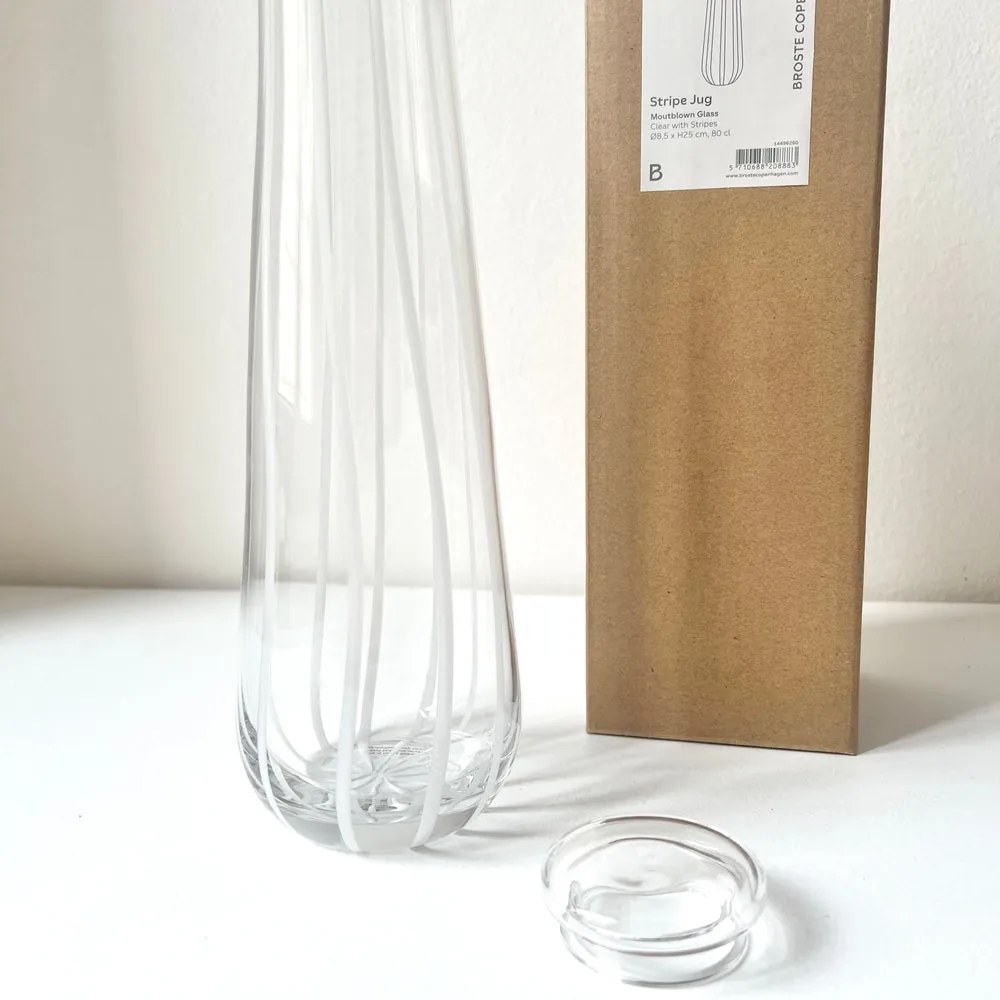 Broste Copenhagen Sklenená karafa na vodu Stripe 800ml