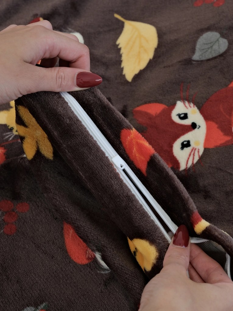 Obliečka na vankúš mikroplyš 50 × 70 cm – Jesenný les tmavo hnedé