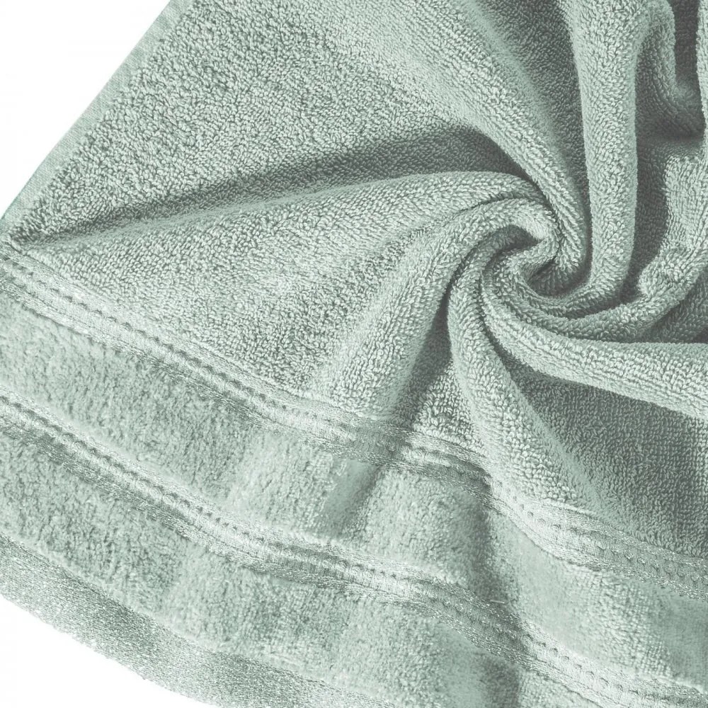 Osuška GLORY v jemnej zelenej farbe, s velúrovým okrajom a lesklou niťou Šírka: 70 cm | Dĺžka: 140 cm