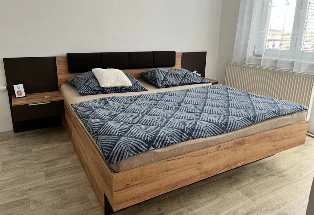 Manželská posteľ DOTA + rošt + matrac DE LUX + doska s nočnými stolíkmi, 180x200, dub Kraft/sivá