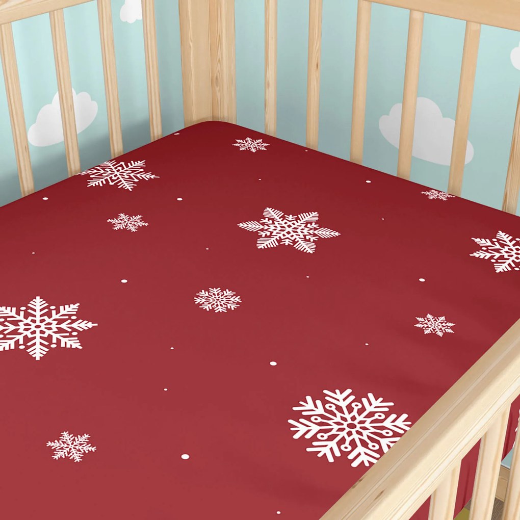 Goldea bavlnená napínacia plachta do detskej postieľky - snehové vločky na červenej 60 x 120 cm