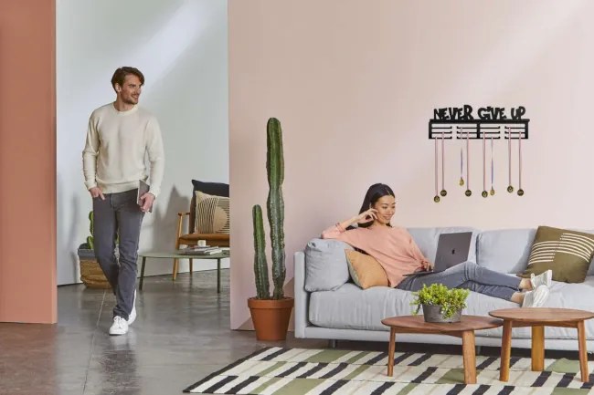 Nástenný vešiak na medaily NEVER GIVE UP čierny