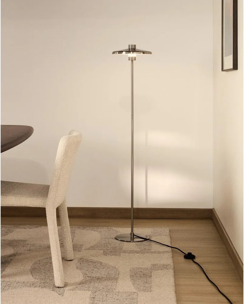 Stojacia lampa v striebornej farbe s kovovým tienidlom (výška 130 cm) Nuvira – Kave Home