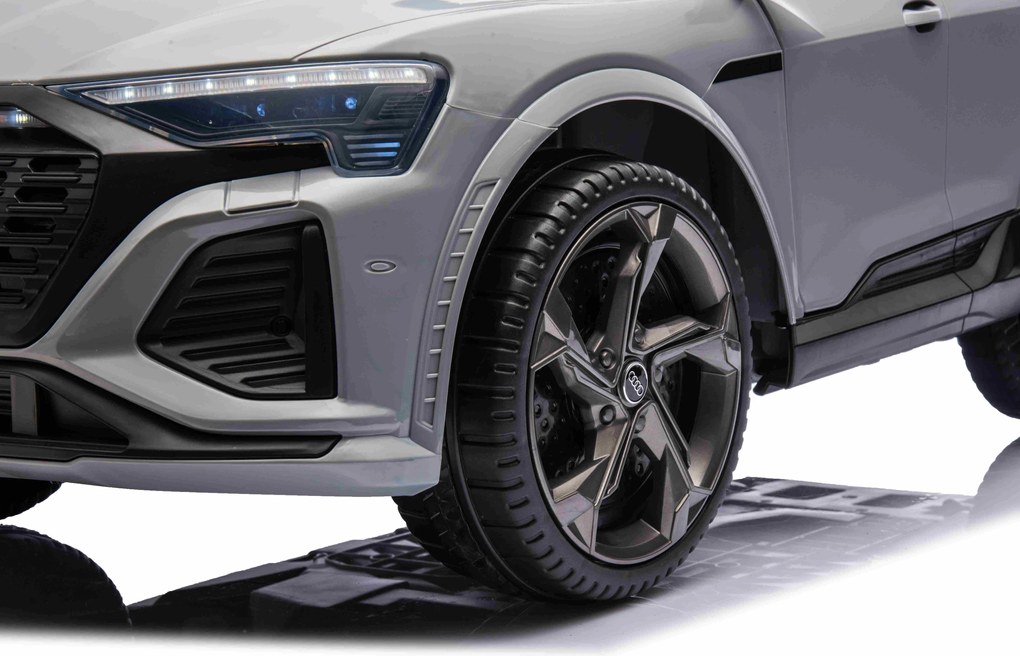 Ramiz Audi SQ8 vozidlo Sivá