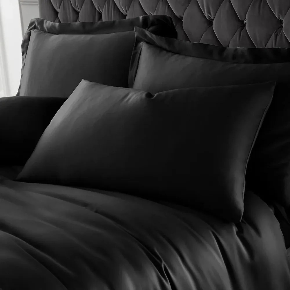 Čierne saténové obliečky na dvojlôžko 200x200 cm Silky Soft – Catherine Lansfield