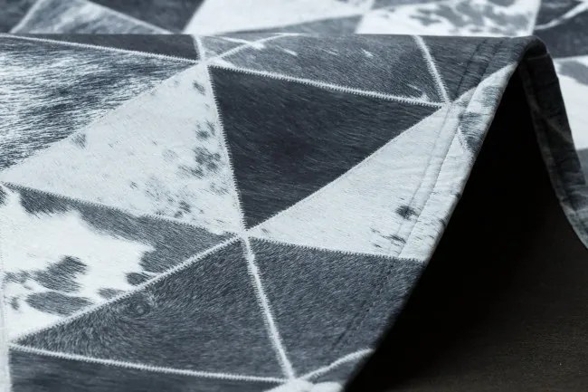 Koberec PATCHWORK 21722 sivý - imitácia kože krava, trojuholníky