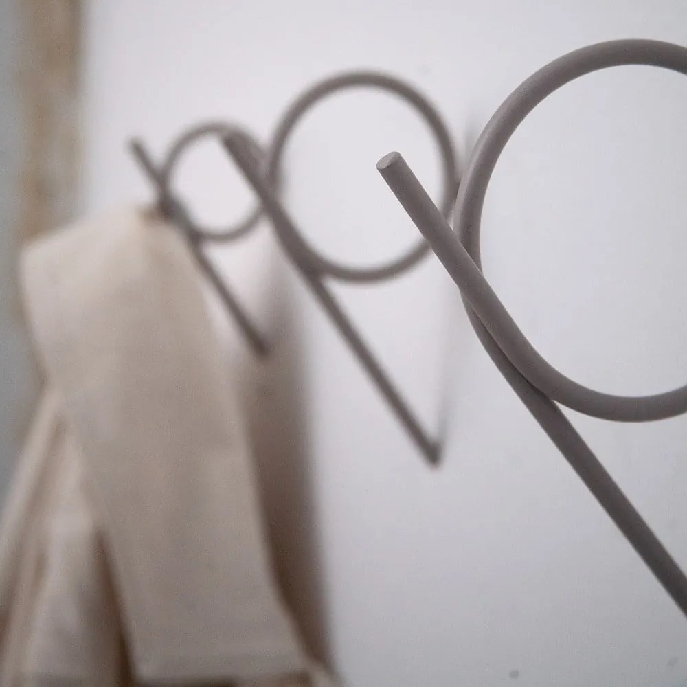 Taupe nástenný oceľový háčik Tuba S – Spinder Design