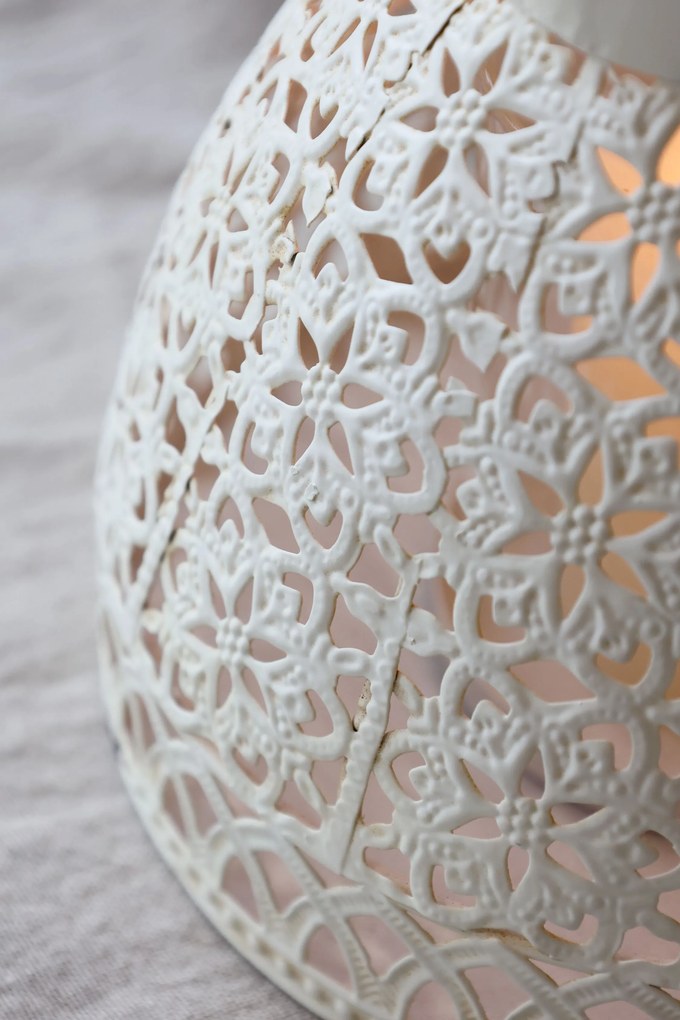 Krémová antik kovová lampáš s krajkovým vzorom Chic Antique – Ø18*16 cm
