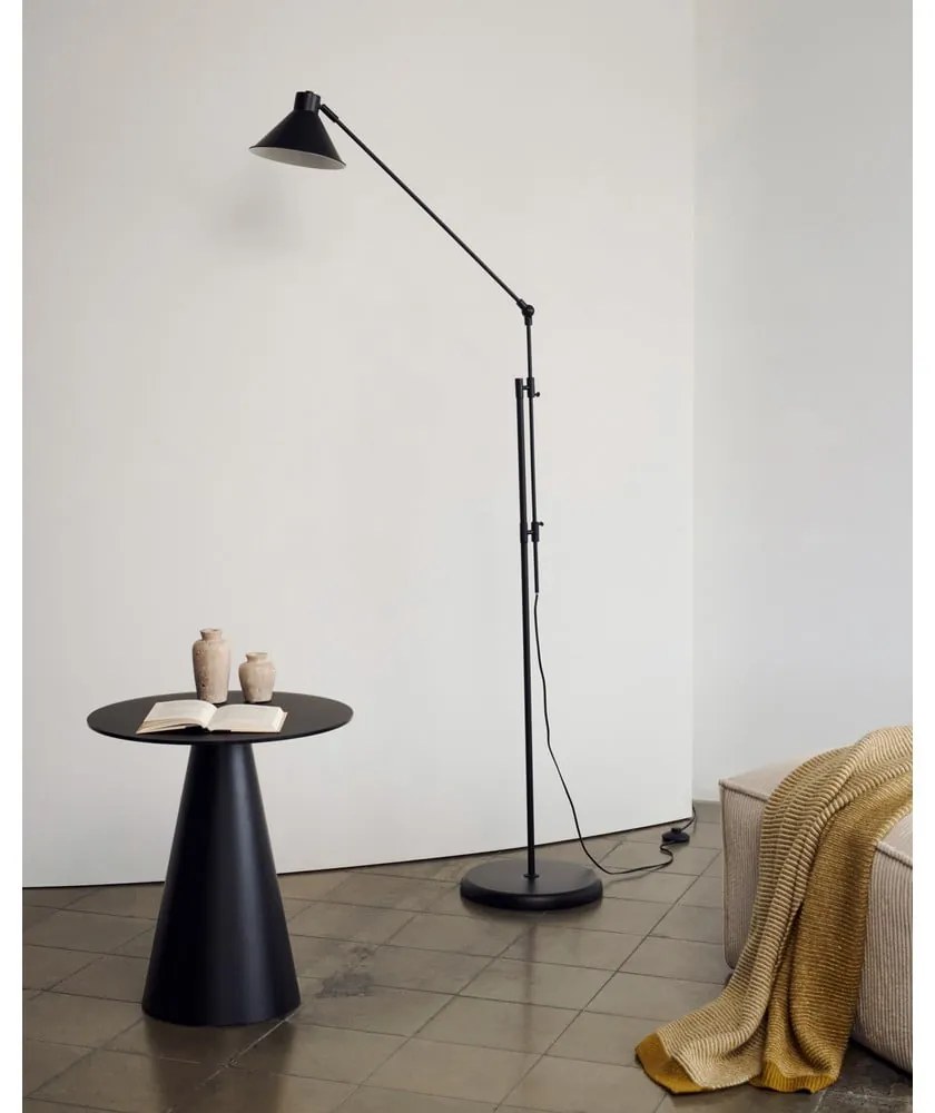 Čierna stojacia lampa s kovovým tienidlom (výška 220 cm) Dione – Kave Home