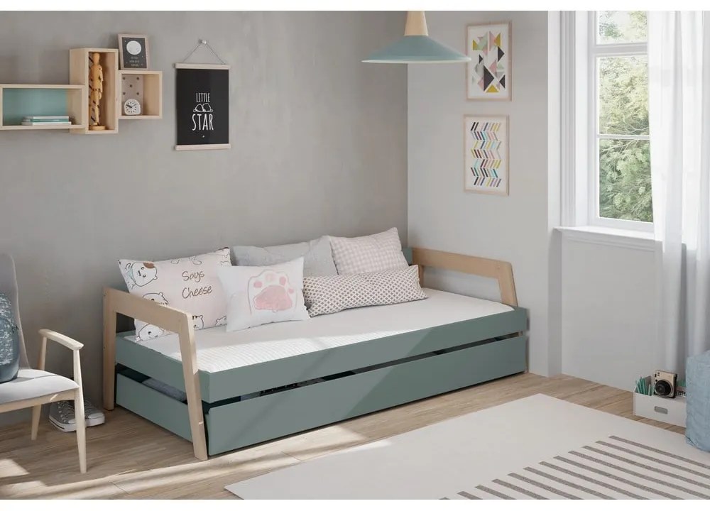 Zelená/sivozelená detská posteľ z borovicového dreva s výsuvným lôžkom s úložným priestorom s roštom 90x200 cm Carrie – Marckeric