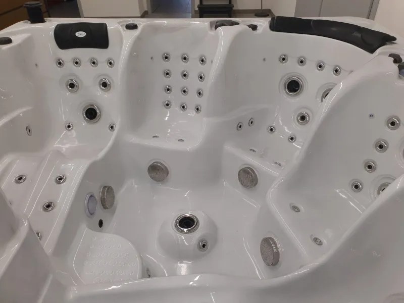 Akrylátová vírivka Ultimate - vystavený model mramorovo-biela so šedou bočnicou