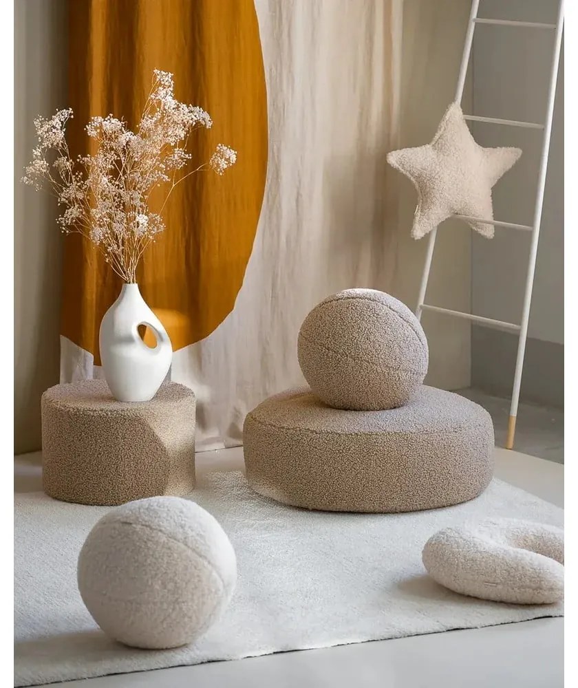 Svetlohnedý detský pohovkový vankúš z textílie buklé Ball – Wigiwama