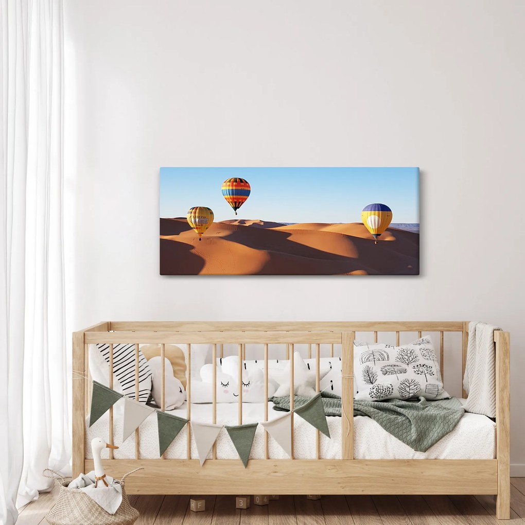 Obraz - lietajúce balóny v púšti (120x50 cm)