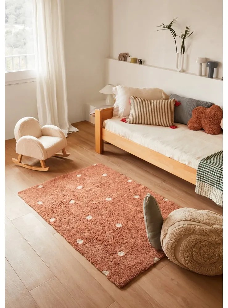 Prateľný ručne tkaný bavlnený detský koberec v tehlovej farbe 100x150 cm Mini Dot Chestnut – Lorena Canals