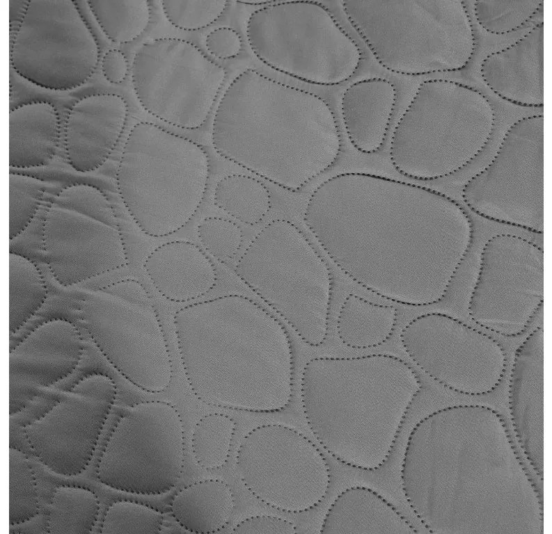 Sivý prehoz na posteľ so vzorom STONE Rozmer: 200 x 220 cm