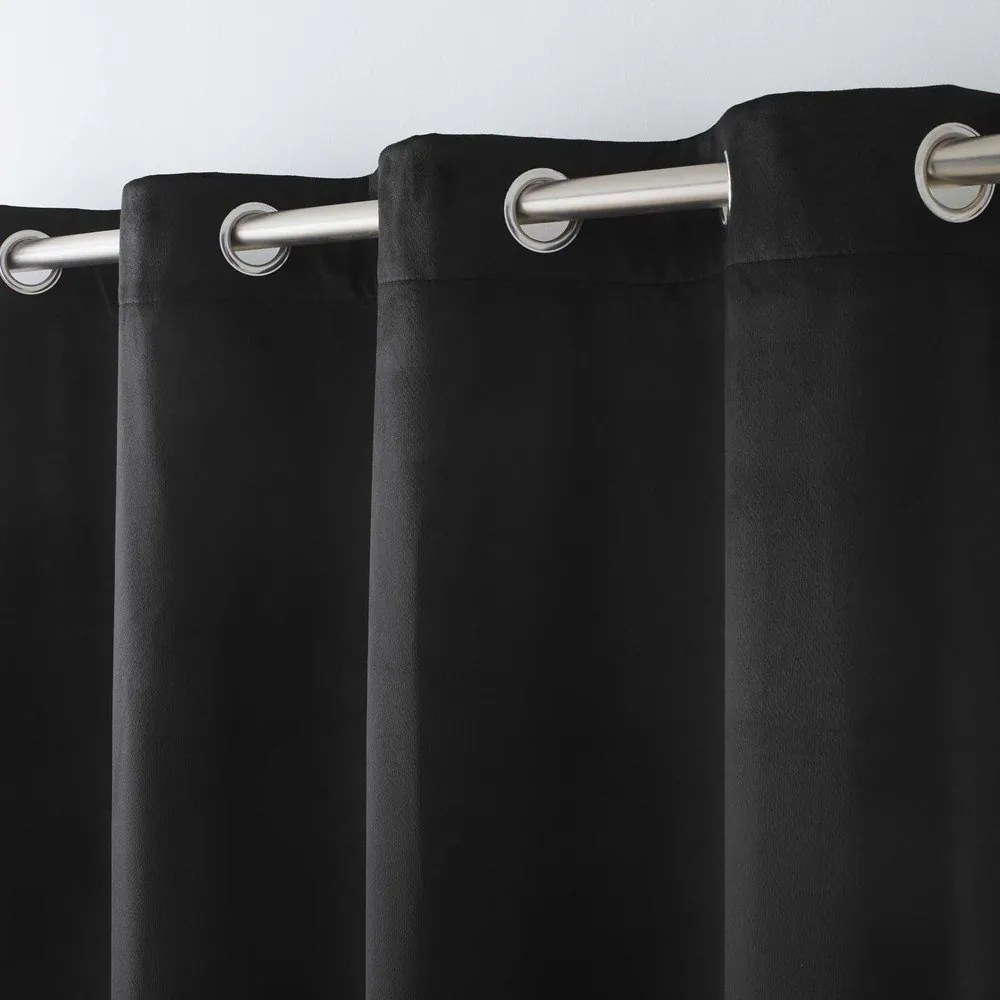 Čierny zamatový termo záves 140x260 cm Polarchic – douceur d'intérieur