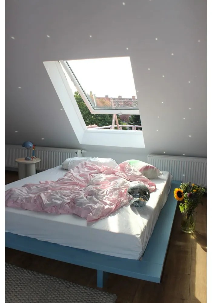 Svetlomodrá dvojlôžková posteľ z borovicového dreva s roštom 180x200 cm Japan – Karup Design