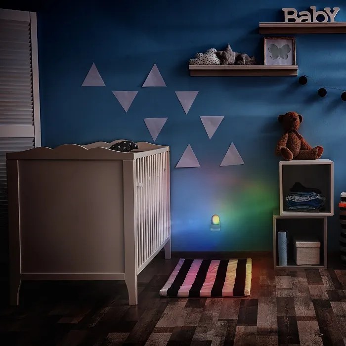 SOLIGHT Nočná LED RGB svetielko so svetelným senzorom, voliteľná farba svetla