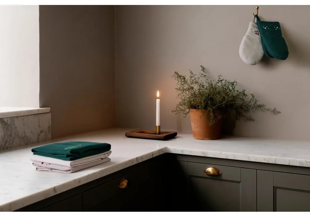 Utierka s vianočným motívom s prímesou bavlny 50x70 cm Christmas Fable – JUNA