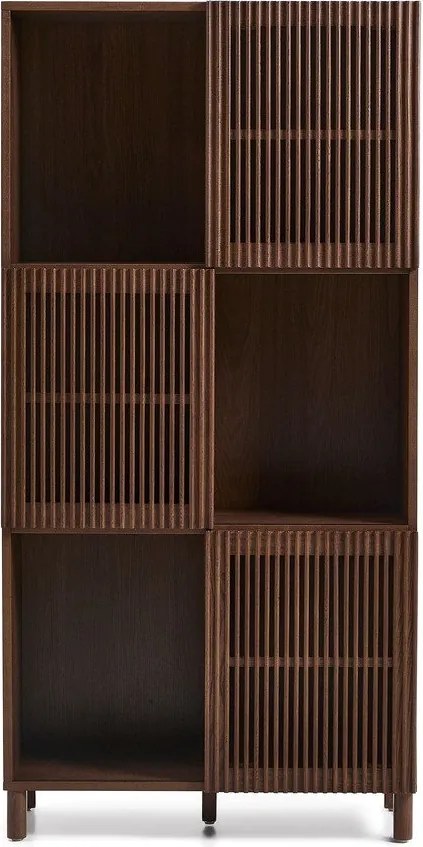 Tmavohnedá knižnica v dekore orecha s posuvnými dverami 84,5x170x42,5 cm Beyla – Kave Home