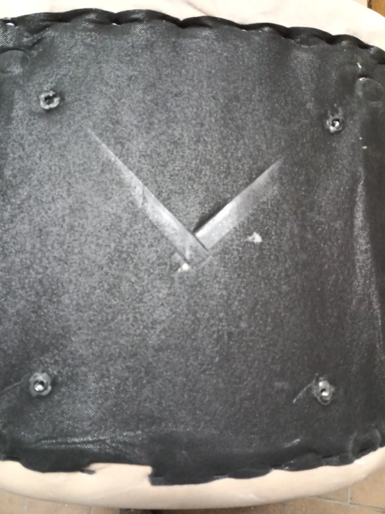 AKCIA Béžová zamatová stolička BERA s čiernymi nohami II. akosť