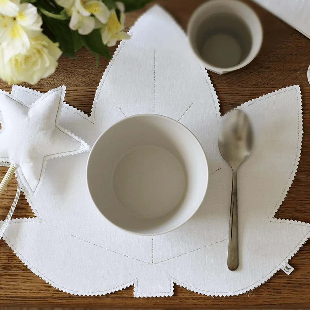 Ľanové prestieranie javorový list biela so striebrom 37x37cm