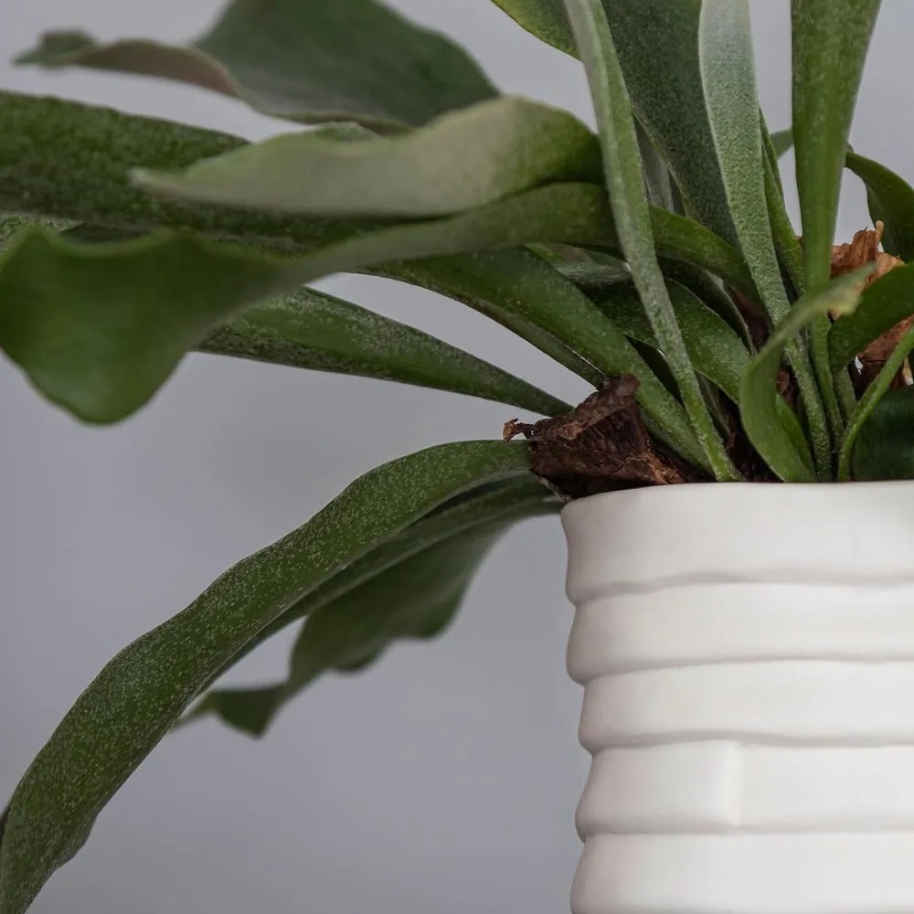 Biela porcelánová ručne vyrobená váza Ribbon – Mette Ditmer Denmark