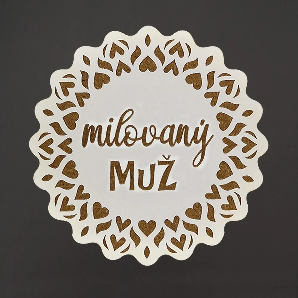 AMADEA Drevený podtácok okrúhly text "milovaný muž", priemer 10,5 cm, český výrobok