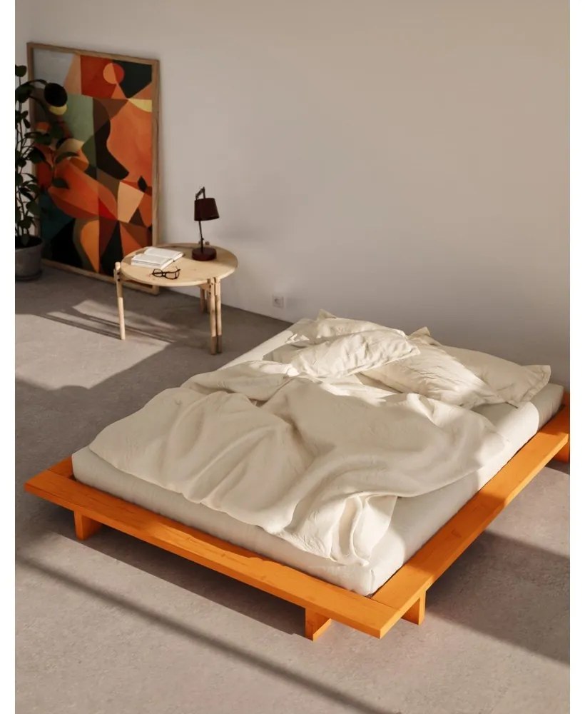 Oranžová dvojlôžková posteľ z borovicového dreva bez čela s roštom 160x200 cm Japan – Karup Design