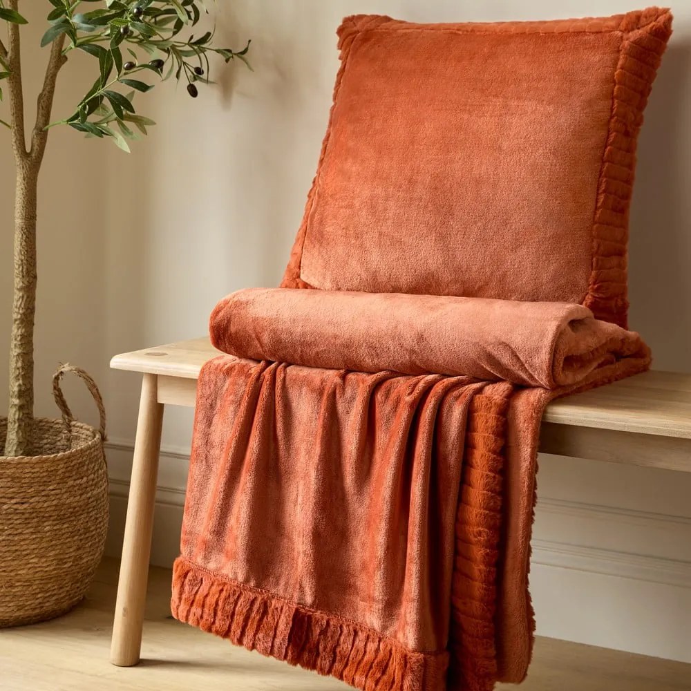 Dekoračný vankúš z mikroplyšu 55x55 cm Velvet and Faux Fur – Catherine Lansfield